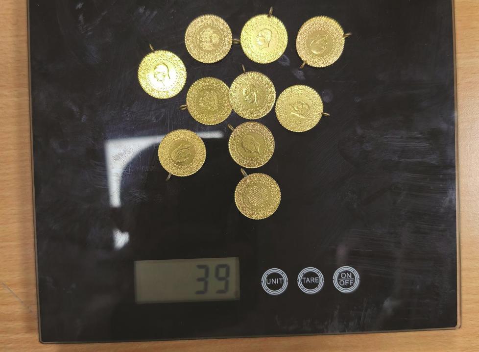 Царинската управа во акција: Запленето злато, 37.500 евра, „Apple“ уреди, цигари и парфеми на повеќе гранични премини