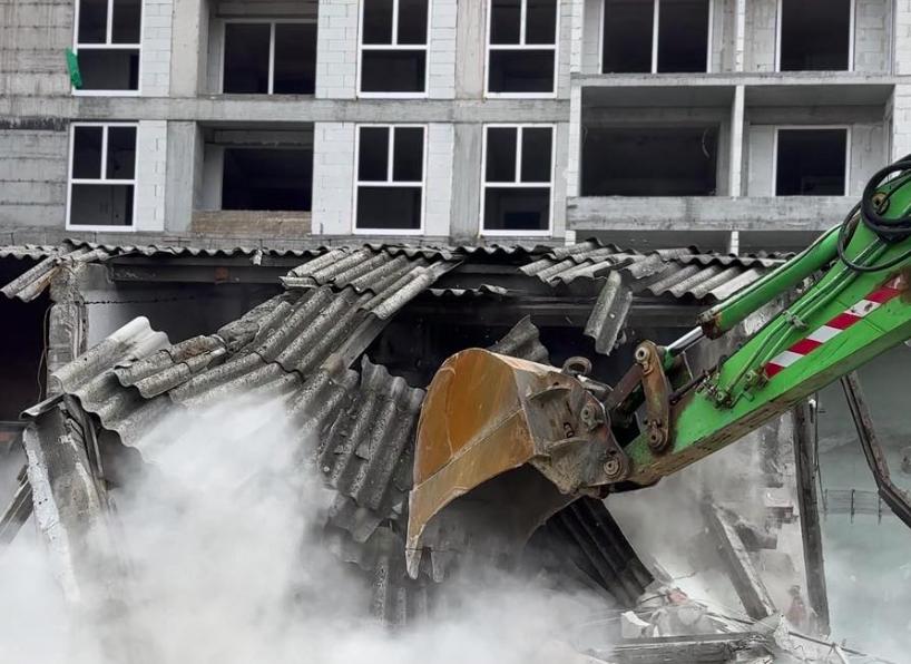 Општина Кисела Вода започна со уривање на дивоградба во населбата „11 Октомври“